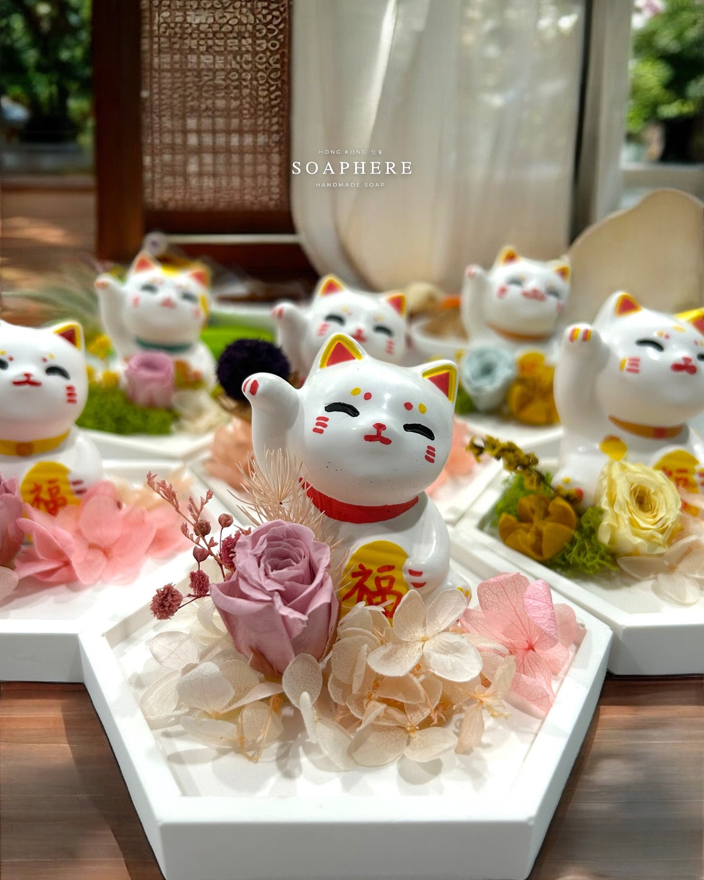 Hong Kong style lucky cat aroma stone with preserved flowers