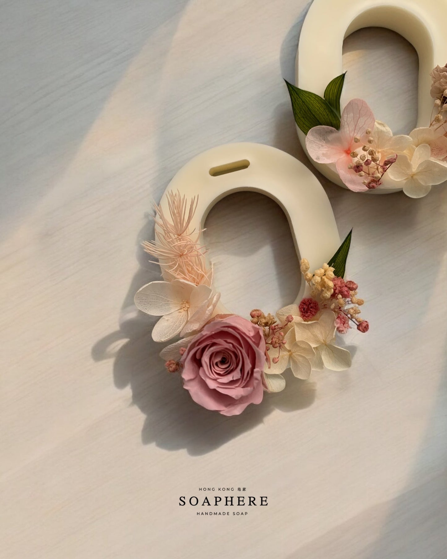 Decorative floral wax tablet